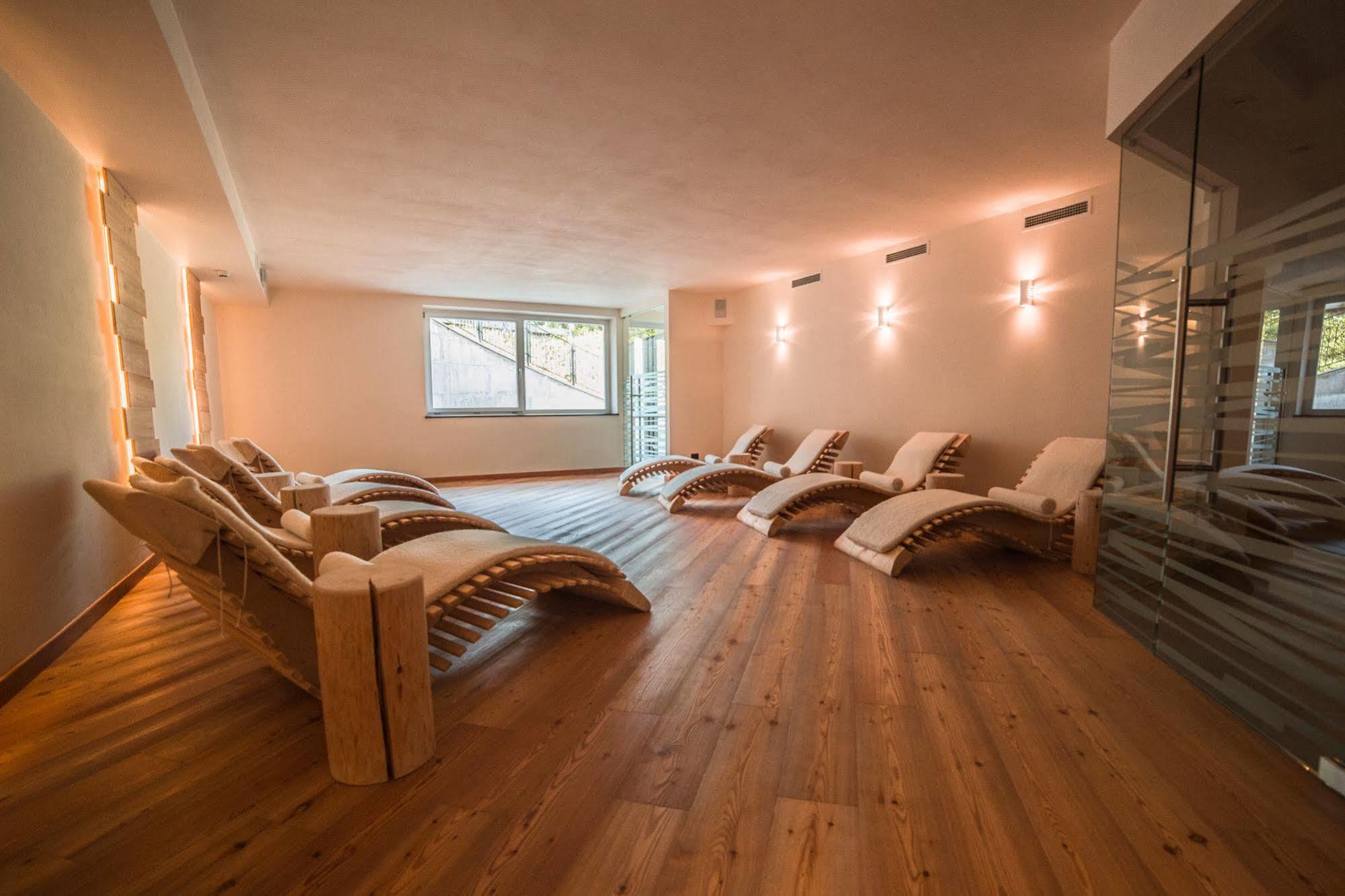 Hotel Garnì Paradisi - Wellness&Spa Mezzano Exteriör bild